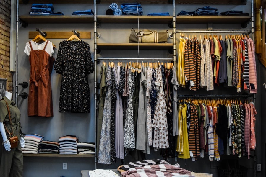 Descubre cómo organizar un almacén de ropa